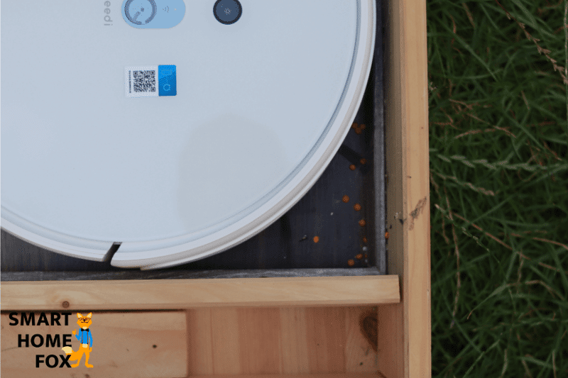 Yeedi Mop убирает в углу